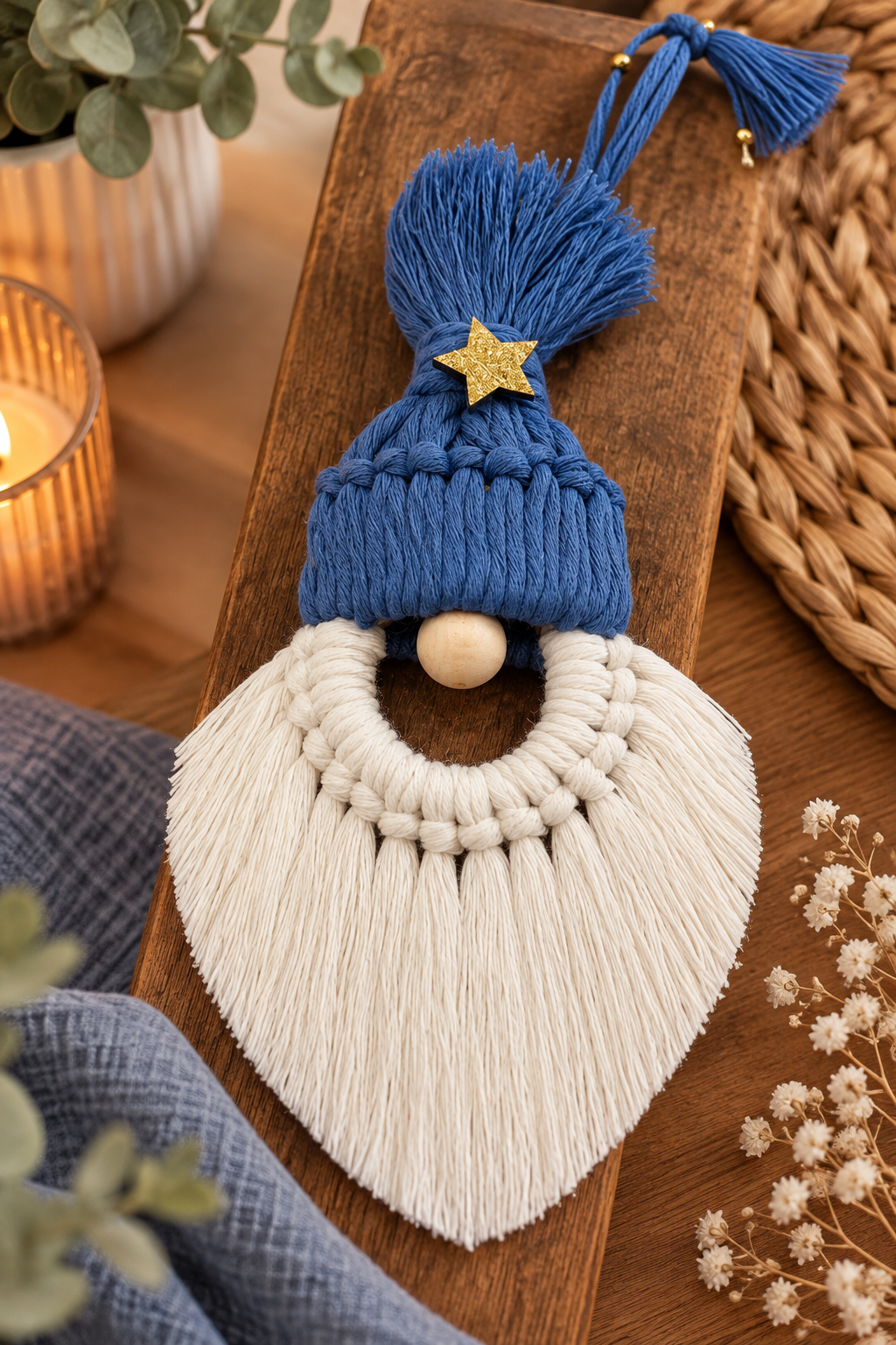 Père Noël bleu en macramé – 21 cm